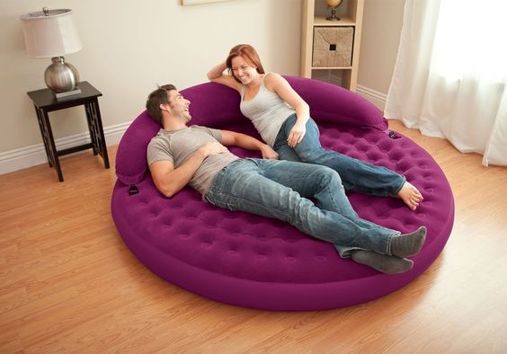 Надувной матрас Intex отлично экономит место в небольшой квартире